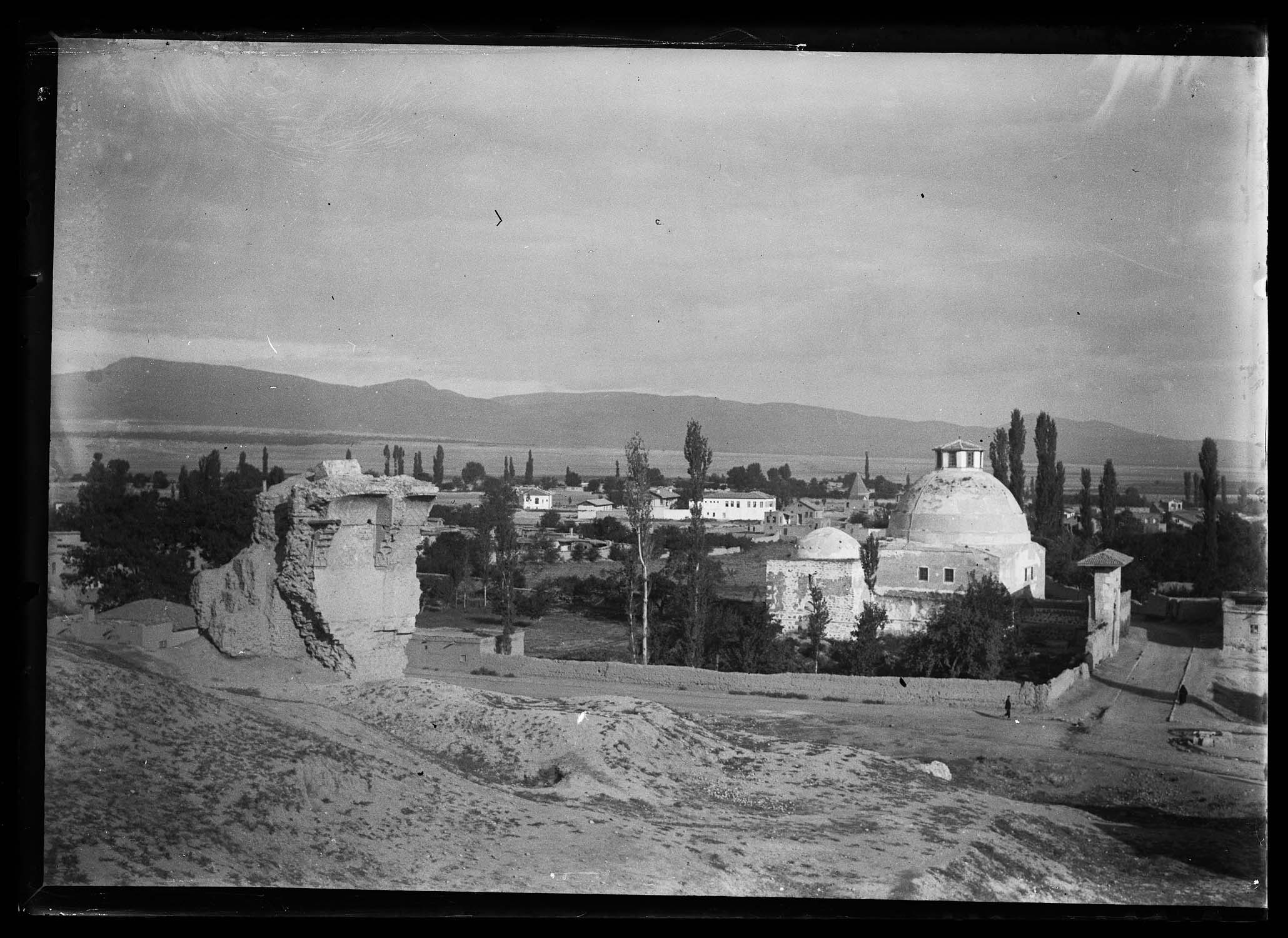 Vestiges de l'édifice, avec la madrasa de Karatay au second plan